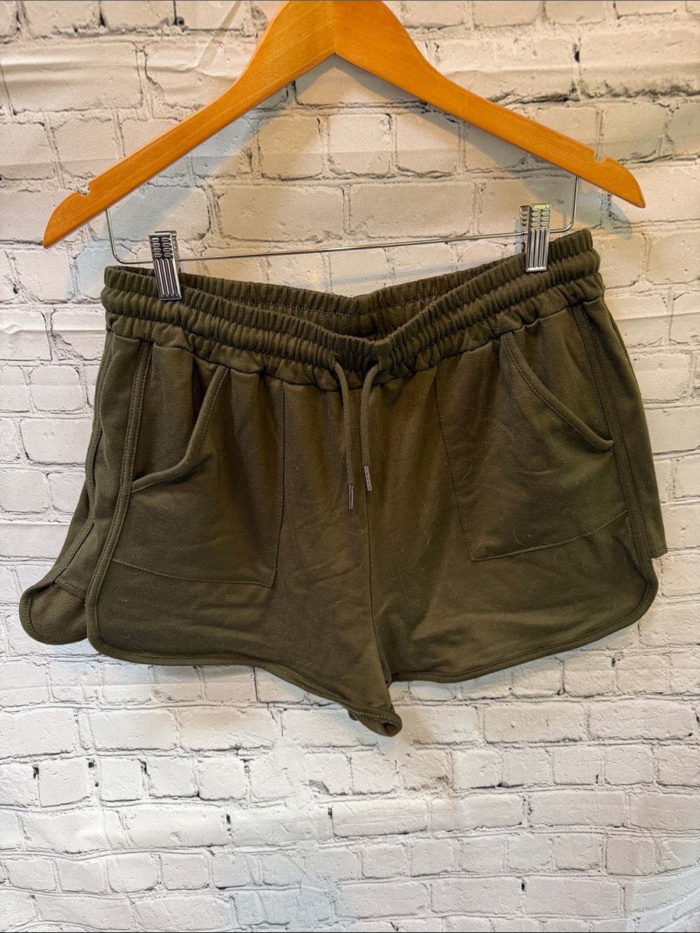 ☀️ Olive green athletic shorts with a comfortable elastic drawstring waist